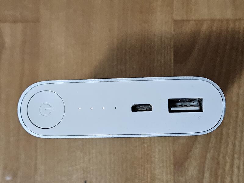 (胡1) 二手 小米 行動電源 10400mAh 銀 NDY-02-AD 輸出孔接觸不良 | 露天市集 | 全台最大的網路購物市集