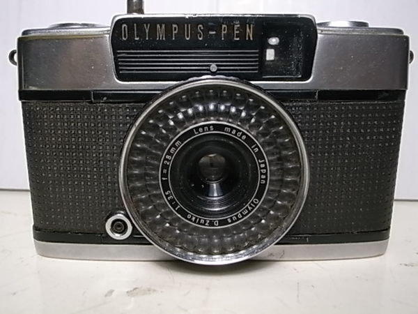 卓越全金屬機械式OLYMPUS PEN EE2是使用一般傳統135銀鹽36張底片,可以拍72張照片(所謂半格相機),鏡頭