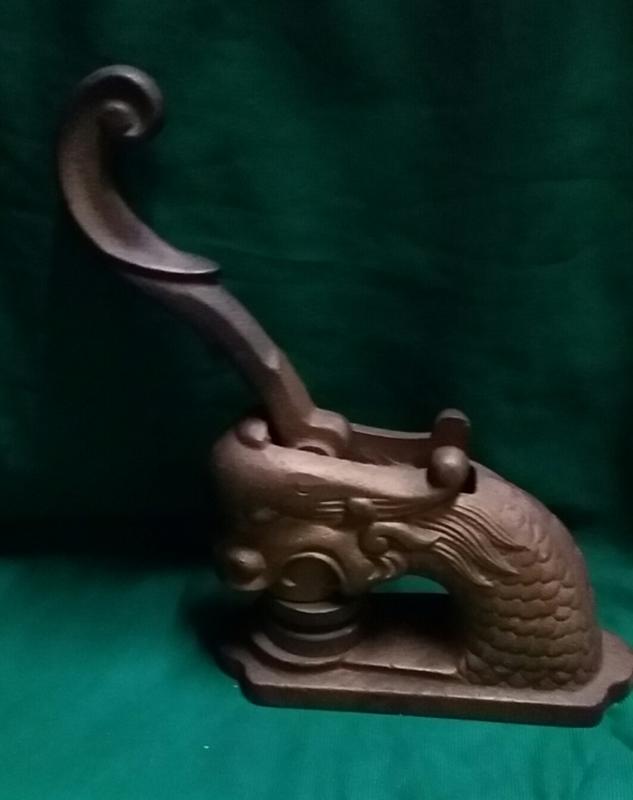 老古龍形 桌上型 鋼印機 銅印 手鉗鋼印 黃銅 鑄鐵 沈重 18x6x25cm 印文如圖三