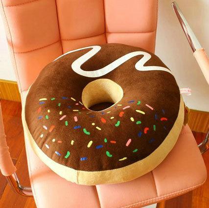 『肥仔小窩』小資族必備 可愛又實用 造型 巧克力 甜甜圈 坐墊 單孔 椅墊 靠墊 Doumt B001
