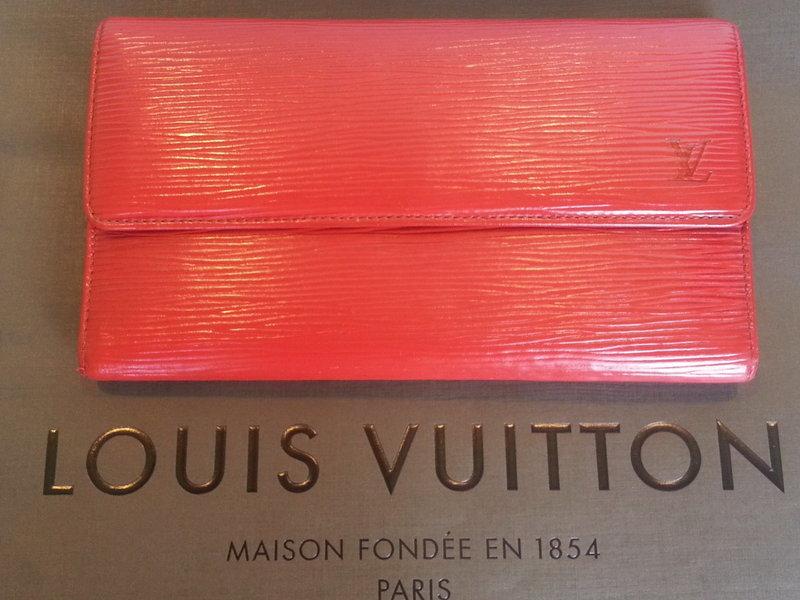 Louis Vuitton水波紋EPI㊣LV紅色3折錢包/發財夾/長夾/零錢包 二手 新價一萬多元 賣場有CHANEL可參考(暫保留!請勿直接下標)