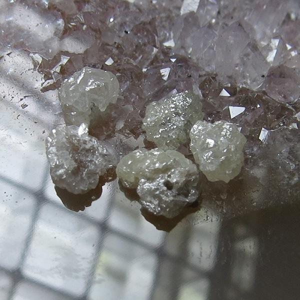 鑽石(灰鑽)原礦(有穿孔)（700元）~可手持靜心、泡水晶水喝、也可穿過鋼絲線與其他水晶搭配成美麗的飾品