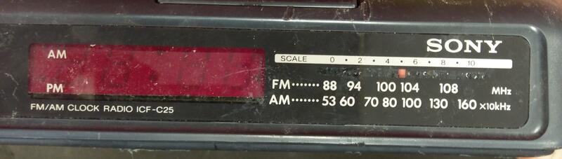 二手復古市面稀少SONY ICF-C25 液晶數字時鐘收音機(上電有反應當收藏