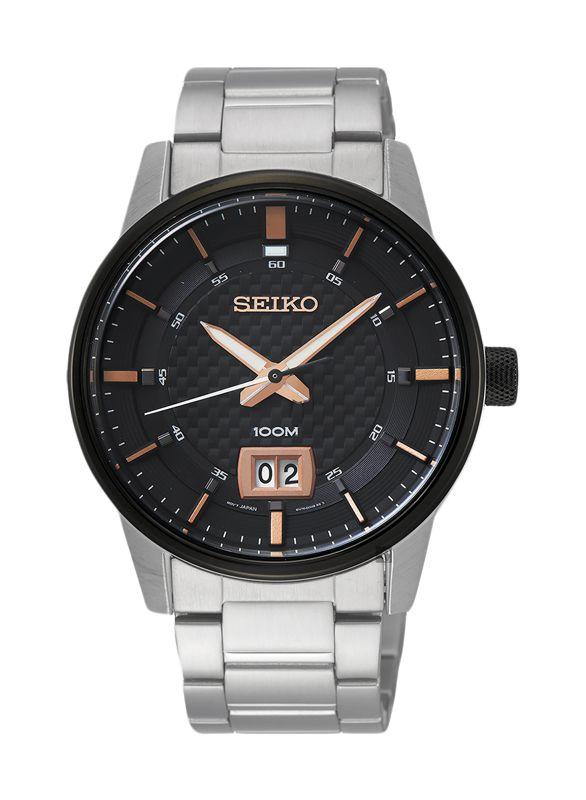 SEIKO WATCH 精工鋼殼黑離子圈碳纖維設計面大日期窗箱型鏡面鋼帶石英腕錶 型號：SUR285P1【神梭鐘錶】
