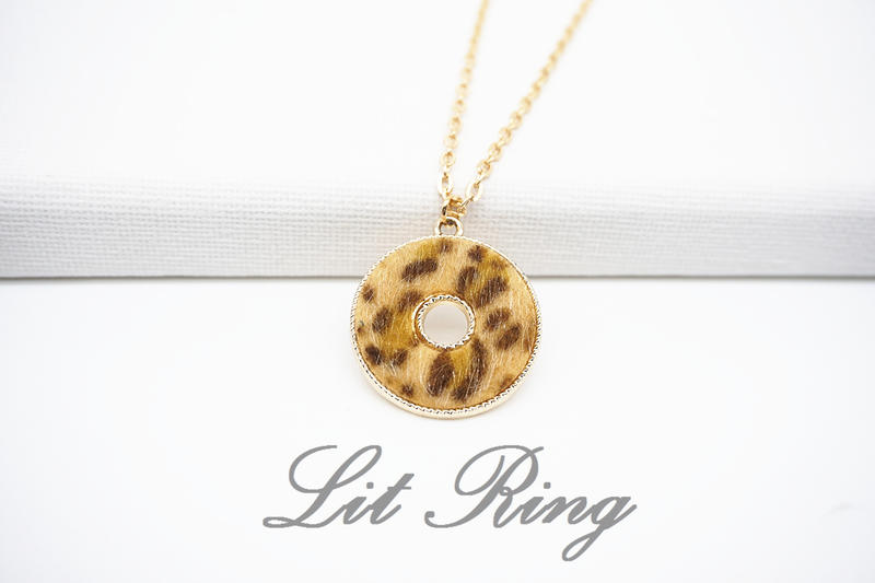 【Lit Ring】時髦豹紋甜甜圈項鍊│Lit Ring 訂製 鏤空 圓圈 圈圈 圓形 墜子 項鍊 毛衣鍊 手工飾品