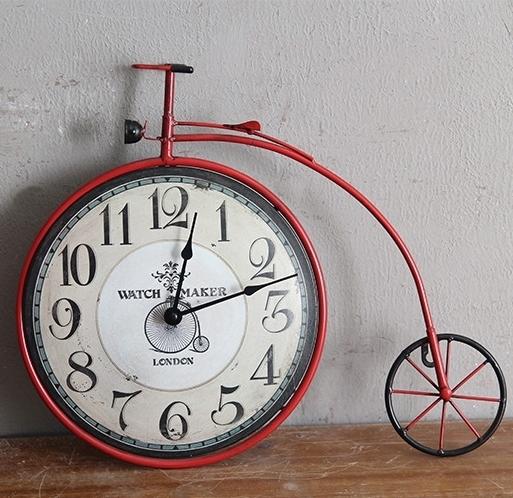 LOFT歐美鄉村風壁掛式自行車形狀壁鐘 工業風鐵質復古18世紀鐵馬阿拉伯數字時鐘 鐵製櫥窗店面趣味懷舊紅色腳踏車壁飾掛鐘