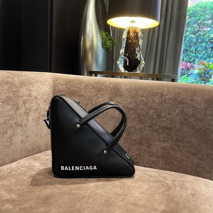 Triangle balenciaga hot sale