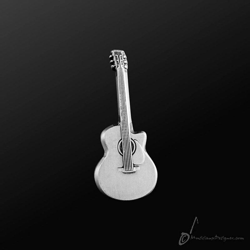 小叮噹的店- 別針 MD品牌  全新 木吉他 Acoustic Guitar 銀色 香港進口 精品 禮物 胸針 設計款 