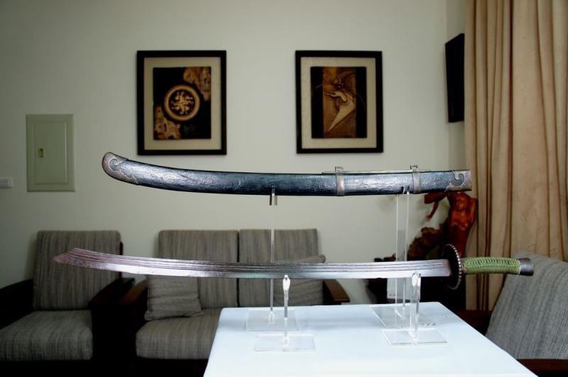 名家99古董系列明代素銅裝燕翅腰刀