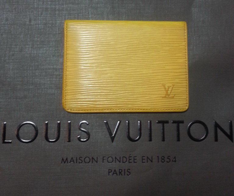 Louis Vuitton路易威登EPI水波紋 證件夾/信用卡/車票夾/名片夾/悠遊卡夾/卡夾/名片夾 黃色LV 賣場有CHANEL/Versace/Hermes可參考