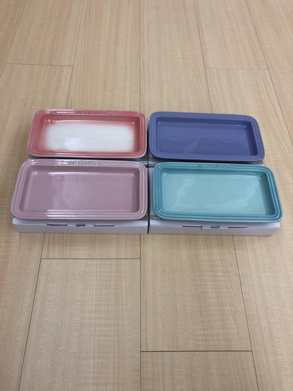 LE CREUSET 陶瓷長方盤（粉樹莓、薰衣草紫、沙丁魚粉、薄荷綠）～