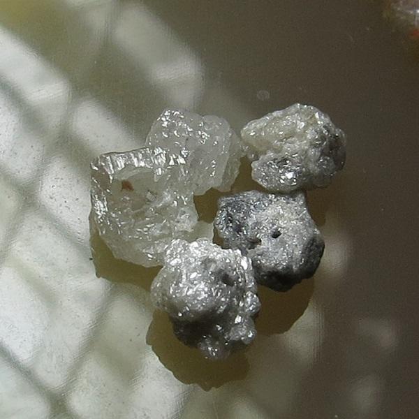 (售完)鑽石(灰鑽)原礦(有穿孔)（500元）~可手持靜心、泡水晶水喝、也可穿過鋼絲線與其他水晶搭配成美麗的飾品