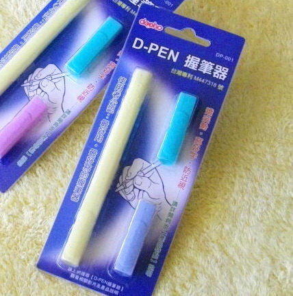 D-PEN 握筆器  通用型(藍、綠、黃)-dooho公司設計，最好用的曲線等腰三角專利握筆器