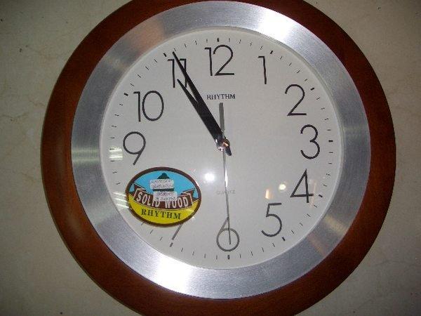 RHYTHM CLOCK 原木結合金屬外框現代感靜音石英掛鐘 (神梭鐘錶)