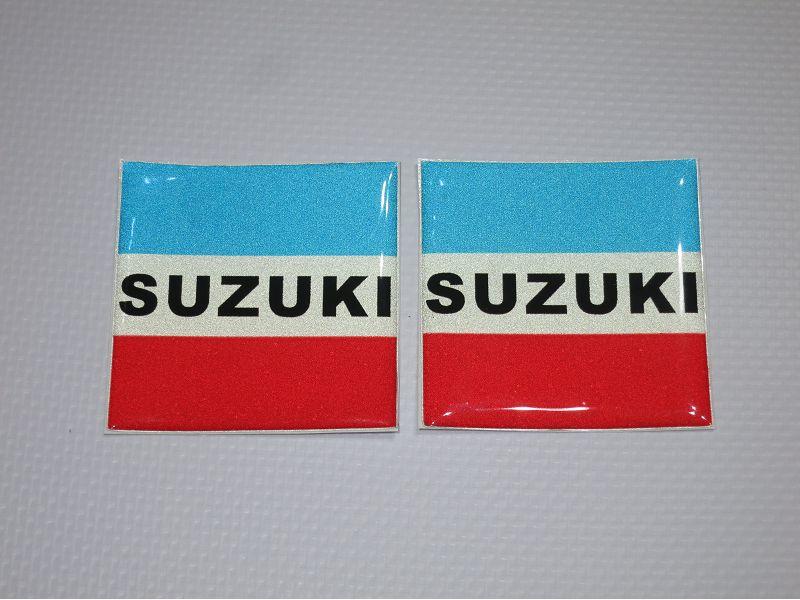 軟膠貼 2入裝 正方形 SUZUKI 鈴木 裝飾貼紙 車身 安全帽