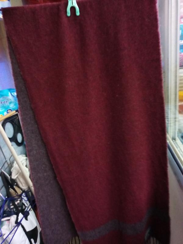 義大利製防縮羊毛圍巾 二手購入簡單清潔 顏色紅棗深灰 (0213/19)