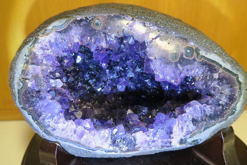 《威奇植礦》優質烏拉圭紫水晶洞 2.3kg  附木座