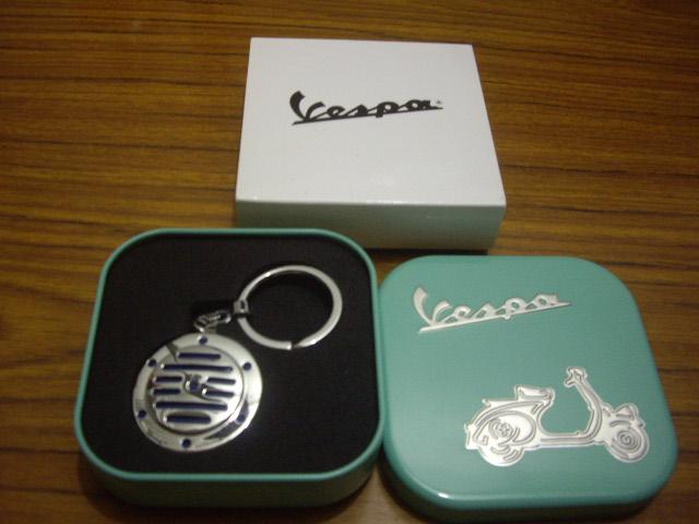 《Vespa 偉士牌 喇叭造型鑰匙圈》原廠鐵盒裝(藍色)