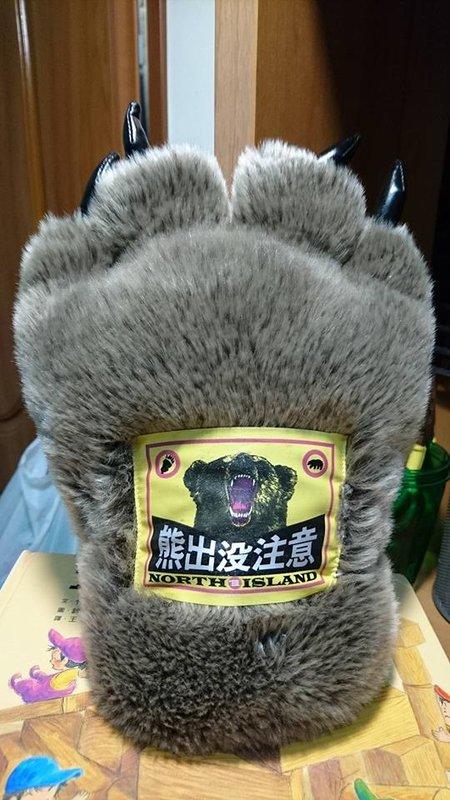 熊爪手套(灰款)(2年前在高雄壽山動物園所購買)