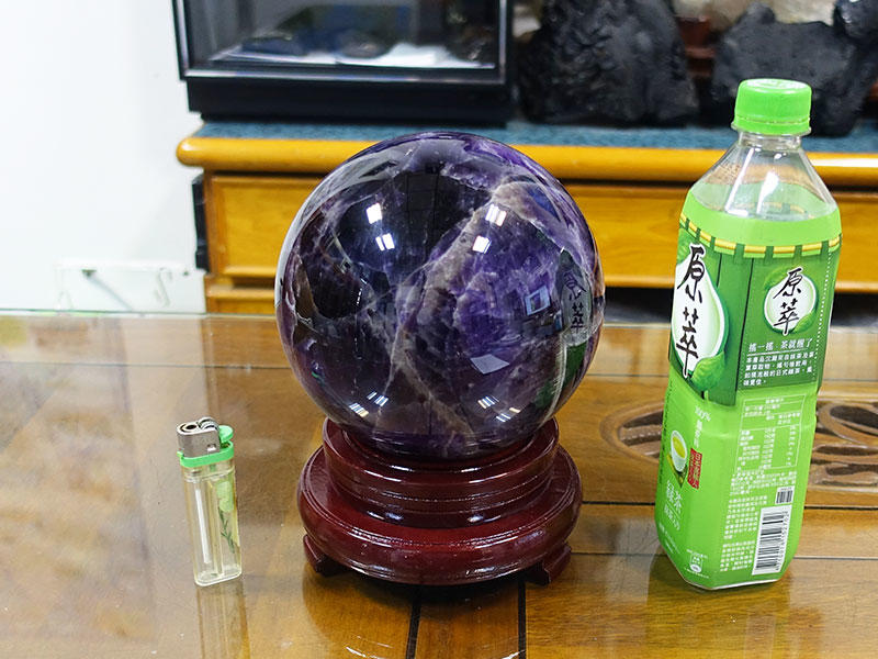 §能量礦石§ 少見大尺寸 紫水晶球 重4778g 直徑151.8mm 附球座
