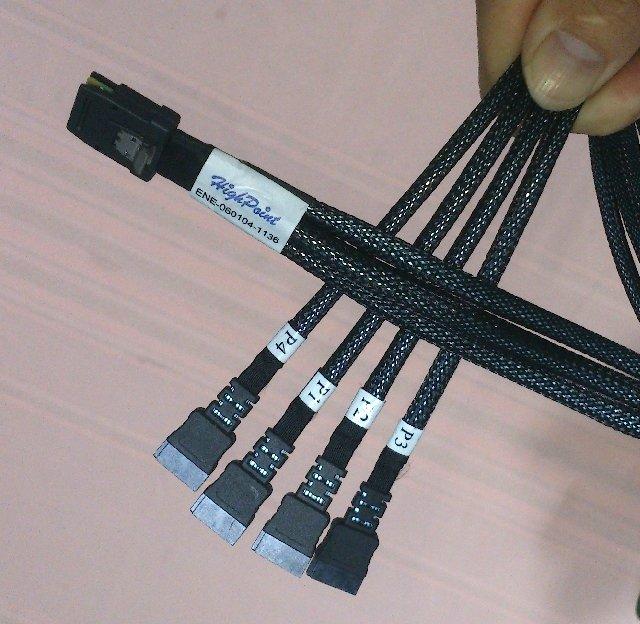 Highpoint 6Gb SAS/SATA線60cm。黑網雙層隔離雜訊，直頭帶鎖片。內線似安費諾Amphenol