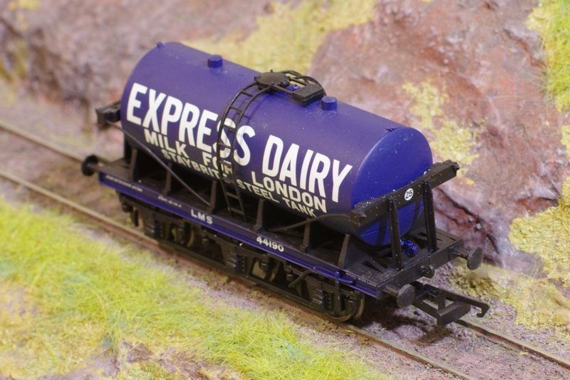 HORNBY R6404A 6 Wheel Milk Tank Express Diary '44190' 3軸罐車OO