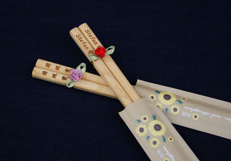 【阿里山小姑娘】天然的台灣檜木筷子6雙為1組(含玫瑰花)(已含雷射刻字費用)每雙150