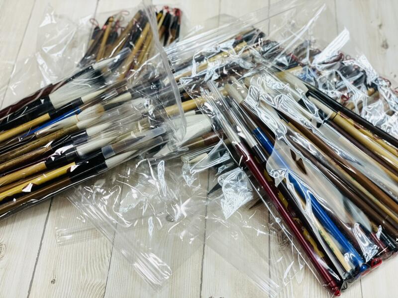 正大筆莊 《超值組合包 毛筆 ㄧ包25支》上千支20年老筆分享，老師傅 陳景聰 檢視每支 部分毛筆皆開筆完成，欲購從速。