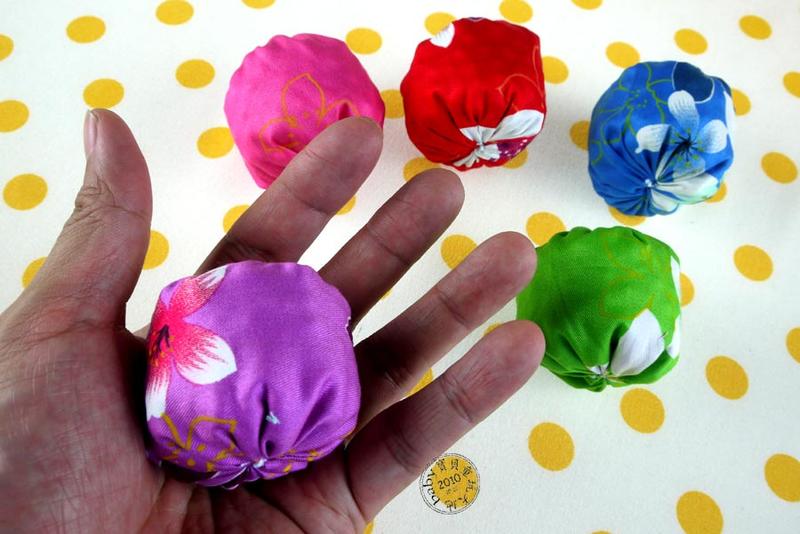 【寶貝童玩天地】【HO105-2】立體圓形 超大沙包 1組(5個大沙包) 5色款 - 客家花布 桐花