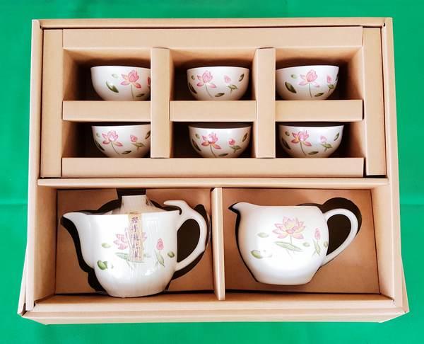 蓮花瓷器茶具組,六個杯子,側杯,茶海,都有蓮花的造形售價$1190元.