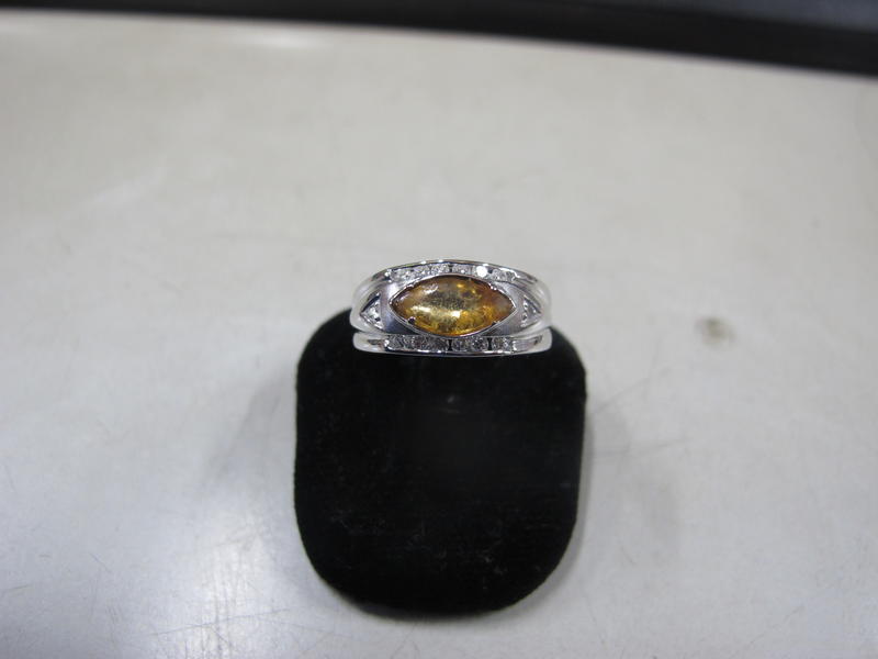 立堡珠寶精品交流 NO.5295 白K金 750 18K金戒指 天然琥珀 鑲12顆天然真鑽 4.3g