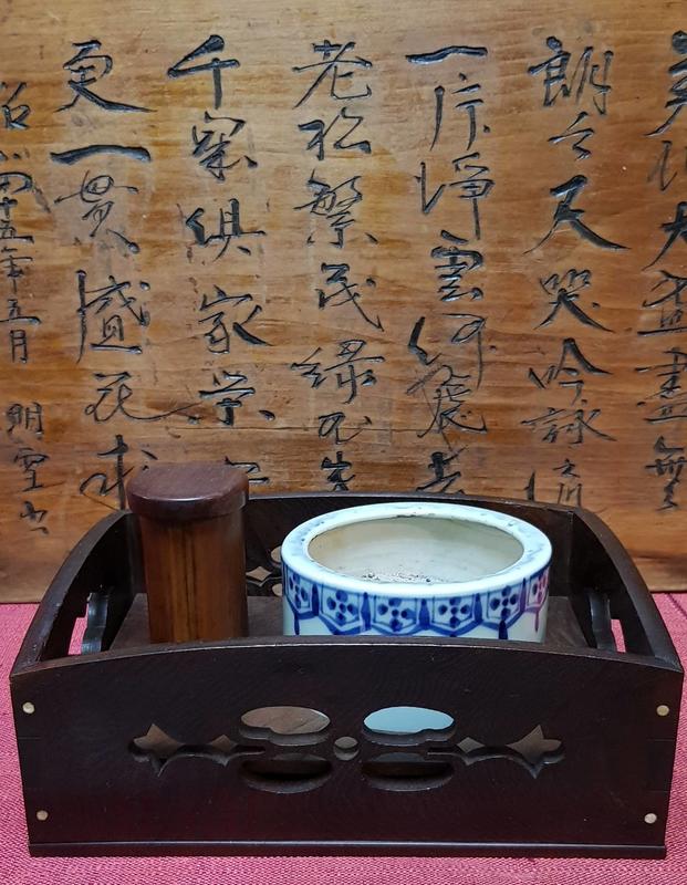 @@@六合堂@@@日本極老古董級菸草盆~。參考年代:慶長年【500年左右】~手拉坯/梅子青，手繪青花瓷盆，氣泡綿密