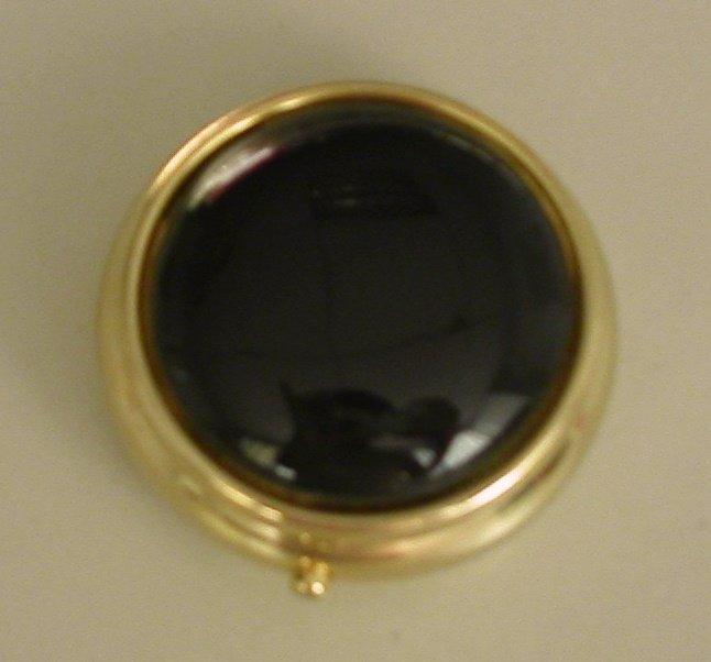 ~隨身煙灰盒 ~圓形 直徑4 公分 ~材質: 銅渡金 煙灰盒面貼黑瓷片