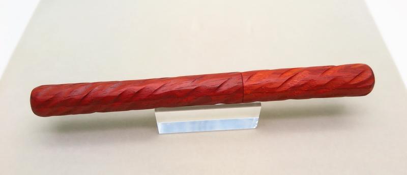 [優您客筆店]純手工雙封端紅花梨木鋼筆(德國SCHMIDT不鏽鋼鍍金雙色F尖+3D立體水波紋柱造型)