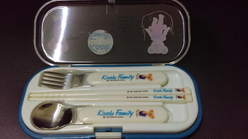 餐具組盒裝內有叉子+筷子+湯匙，買來一直沒使用，便宜售出