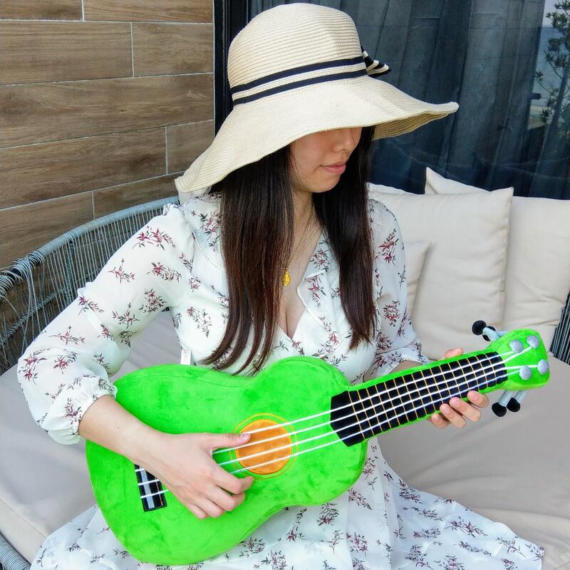 【大烏克麗麗抱枕-綠色】音樂 樂器 吉他 絨毛 玩偶 抱枕 娃娃 26吋《米思熊》