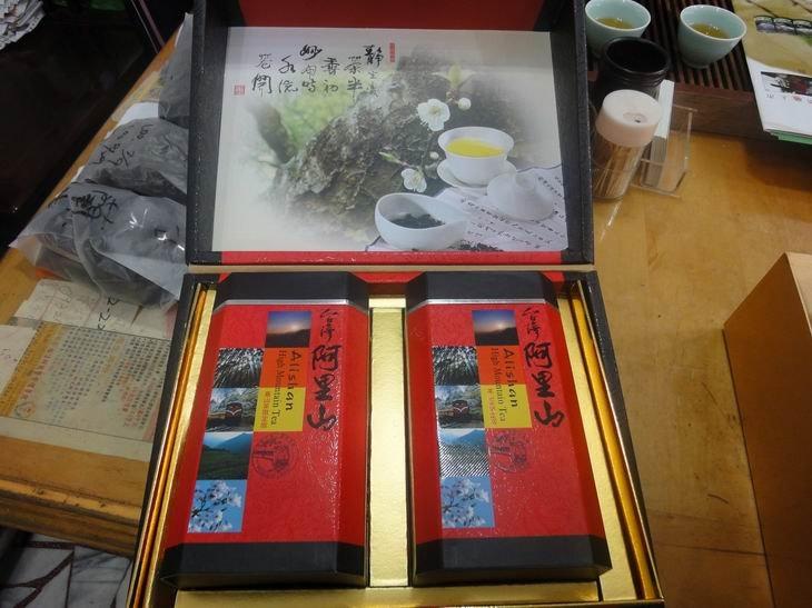 阿里山茶四兩兩罐共計半斤盒裝只售1800元