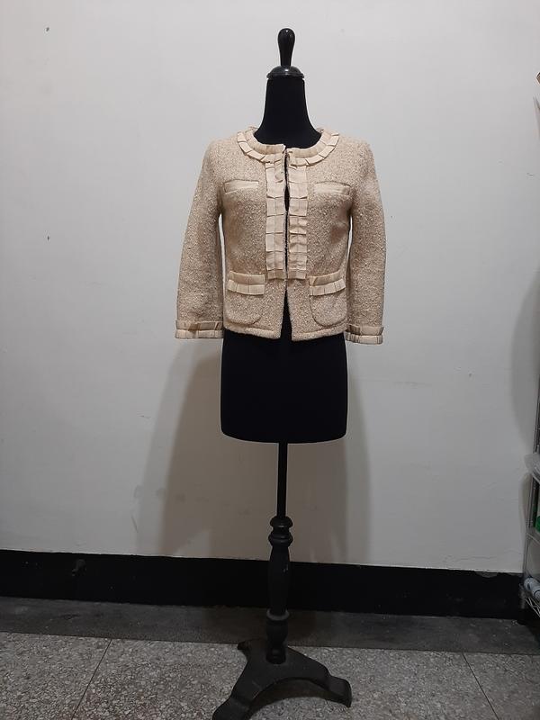 全新~ 香港設計師專櫃品牌 Dazzle Spirea 米色純羊毛 短外套   