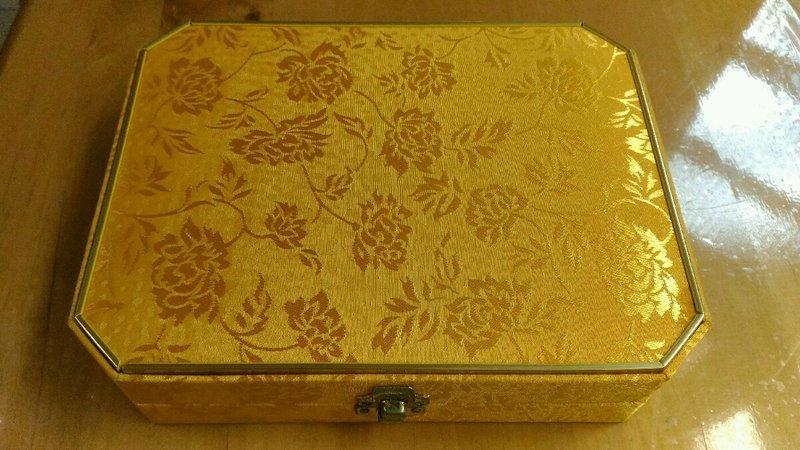 金色布面花紋收藏盒(附絨面小格)