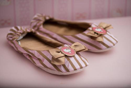 三麗鷗 漢來 Kitty法式優雅條紋風折疊式旅行拖鞋+收納袋
