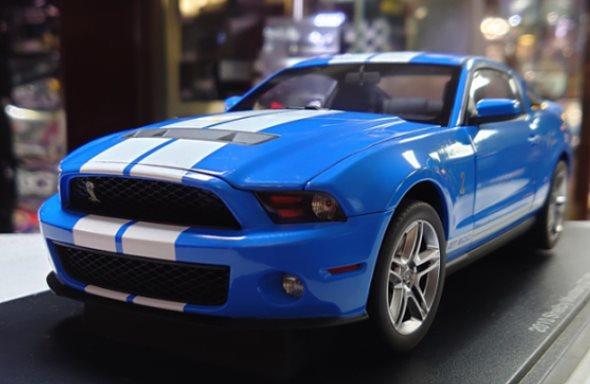 autoart 1/18。Shelby Mustang GT 500 2010。藍白頂。原盒