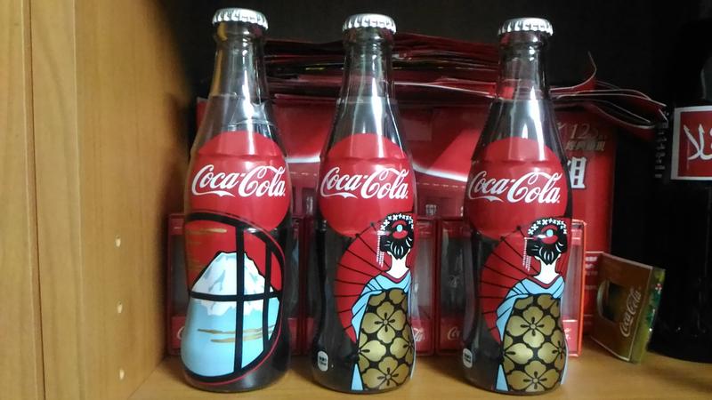 日本可口可樂100週年新年瓶（左一）