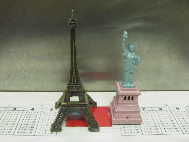 [蚤舊舊] 兩件一起賣 法國 美國 地標 巴黎鐵塔 自由女神 金屬 模型 場景 懷舊 早期老件 咖啡餐廳擺設 拍戲道具