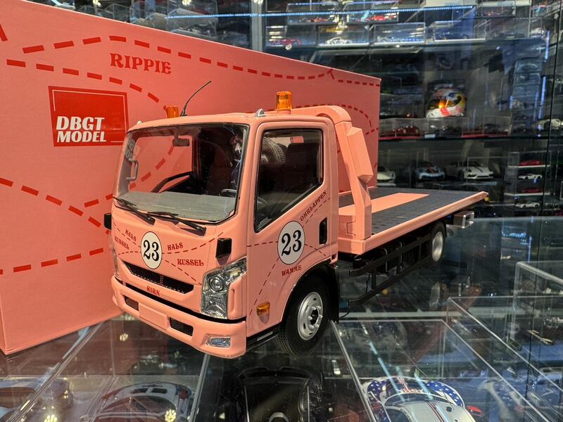 Camion Remorque Barricade 'Pink Pig' à L'échelle 1:18 - Marque DBGT, édition Limitée, Boîte Non Ouverte - Alliage 2021