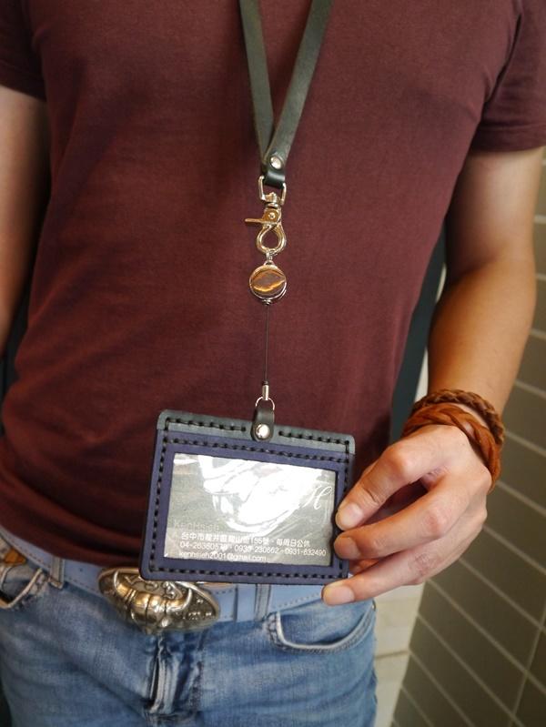 KH手工皮革工作室 MIT真皮手工訂製伸縮釦帶識別證/名片夾/車票夾/悠遊卡套/證件夾/門禁卡/信用卡名片皮套實品拍攝