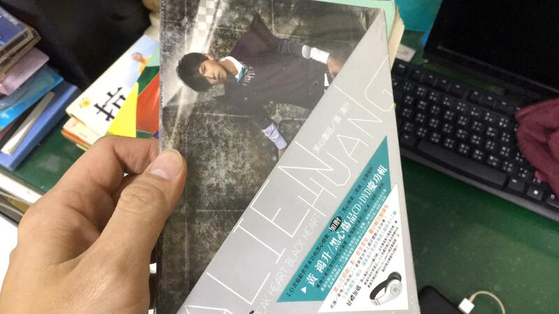 全新未拆 黃鴻升/小鬼 專輯 黑心傷品(慶功輯 CD+DVD) Z09