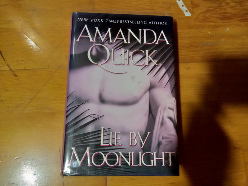 精裝版~原文書【Lie by Moonlight 】Amanda Quick 愛曼達·奎克