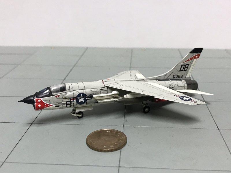 1/144 越戰美國海軍F-8E VMF-235