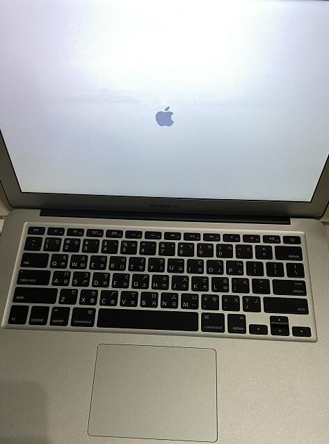 二手2012年制APPLE蘋果MacBook AIR A1369 13吋(測試可以開機但狀況如圖