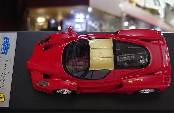 BBR  1/43。Ferrari ENZO。紅車黃頂。原盒